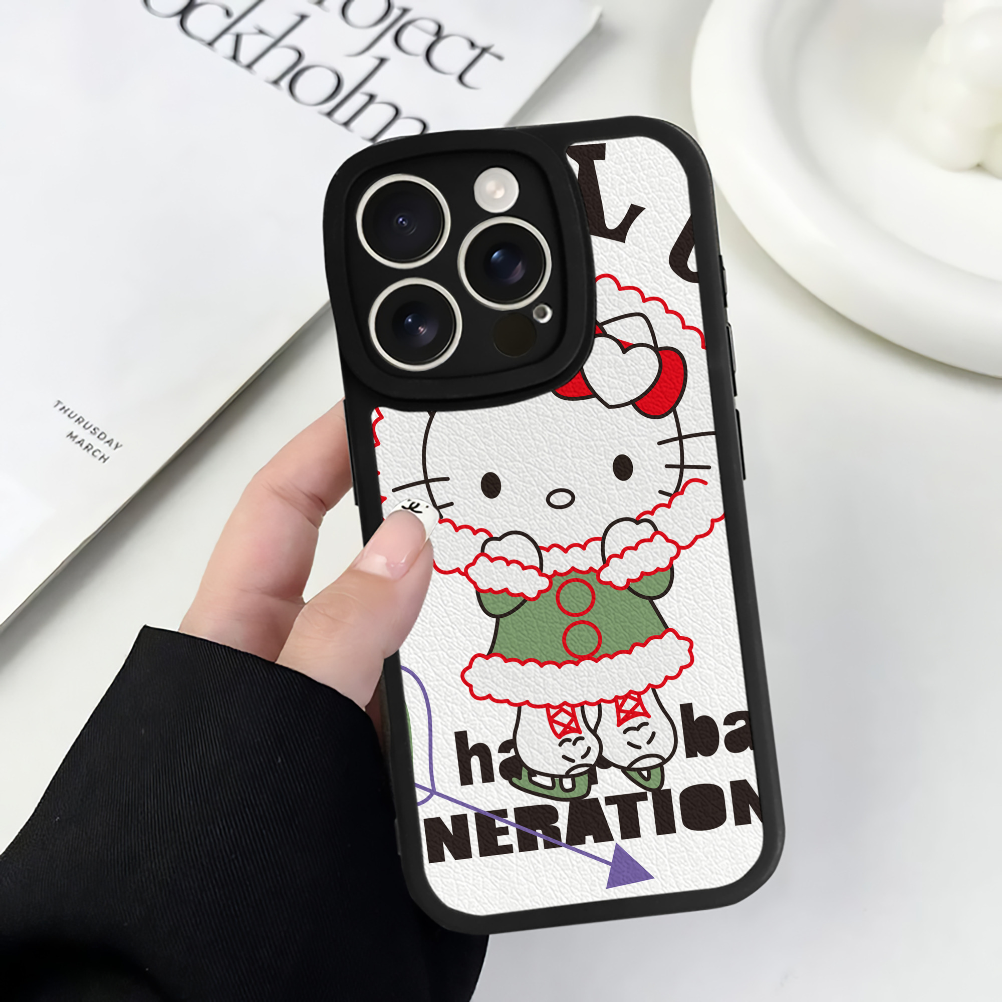 （画像用） Hello Kitty ハローキティ 【iPhone 16シリーズ対応】シリコンスマホケース（レザー調） 材質：シリコン